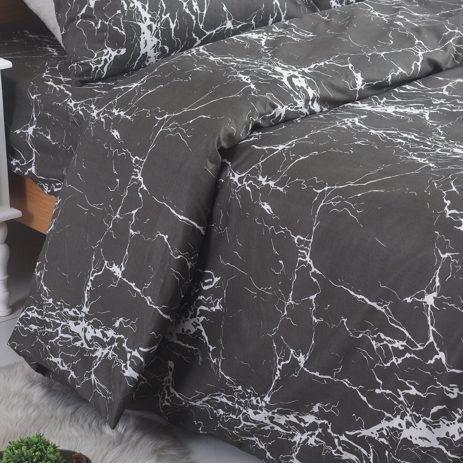 MillPrice Obsidian Marble Luxe Microfiber 4-Piece Bedding Set – Duvet Cover, Fitted Sheet & 2 Pillowcases