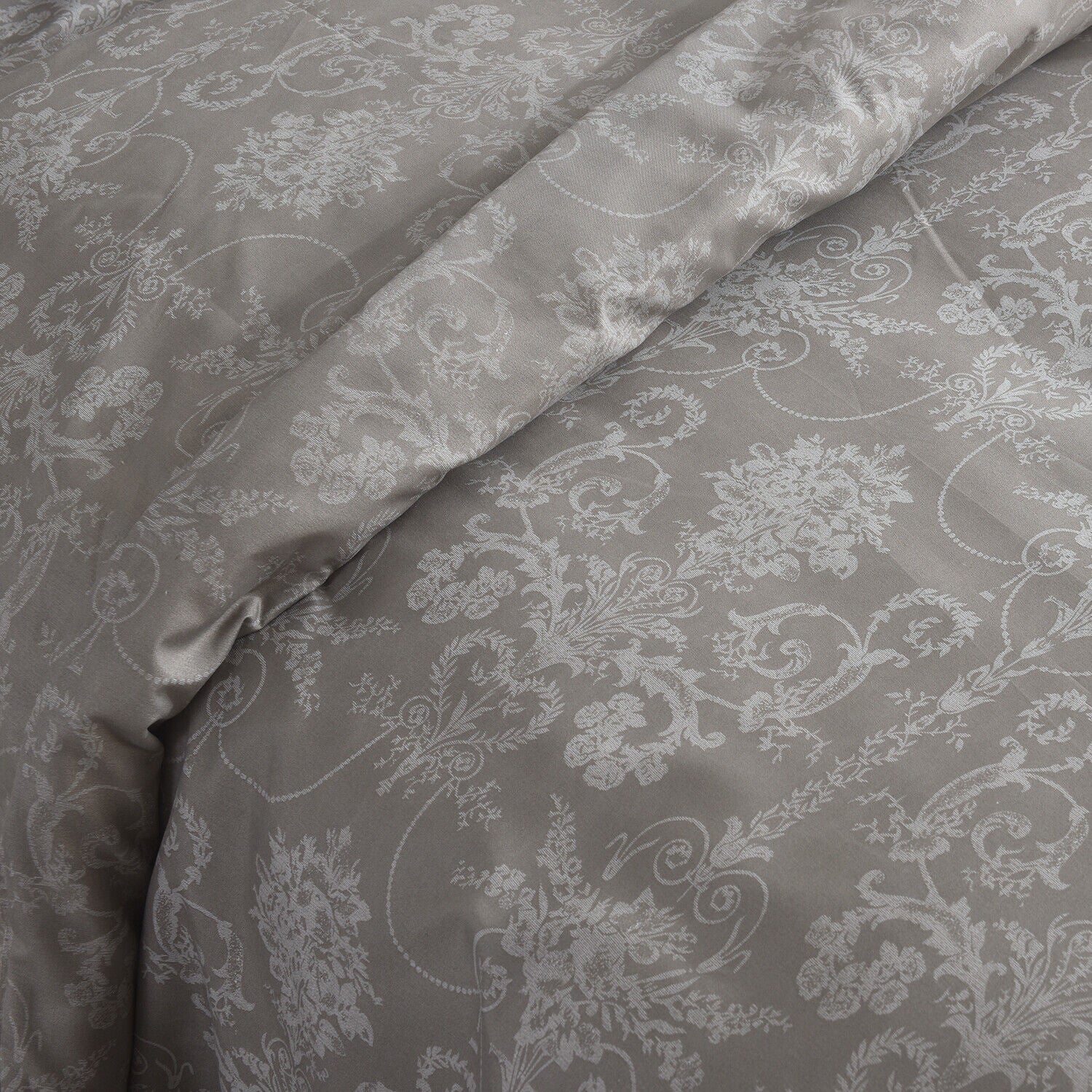 MillPrice 4-Piece Bedding Set – Refined Comfort in Signature Designs